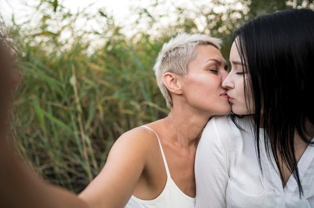 Jovem casal de lésbicas se beijando