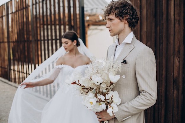 Jovem casal de noivos em seu casamento