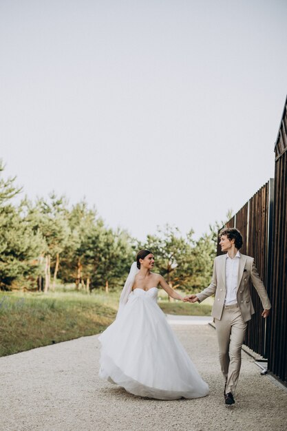 Jovem casal de noivos em seu casamento