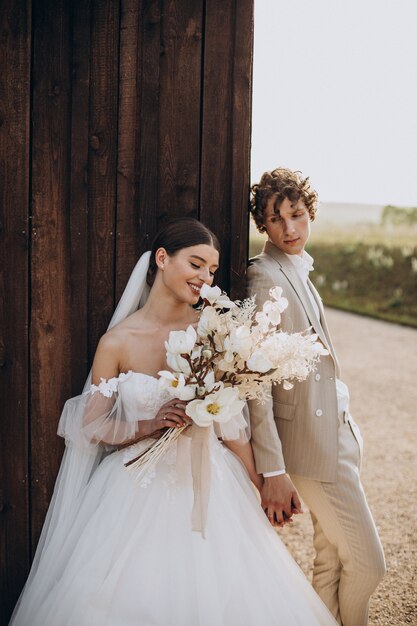 Jovem casal de noivos em seu casamento