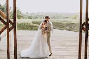 Foto grátis jovem casal de noivos em seu casamento