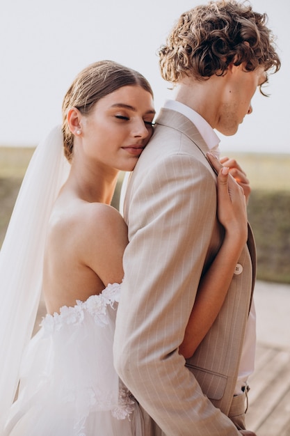 Jovem casal de noivos em seu casamento