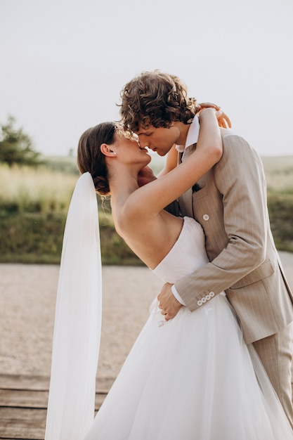 Jovem casal de noivos em seu casamento