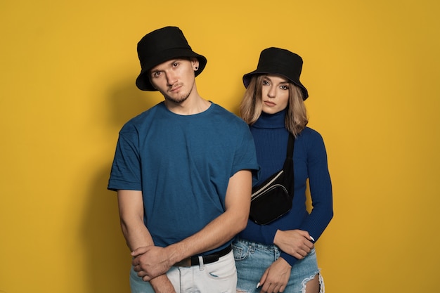 Foto grátis jovem casal de retrato em amarelo