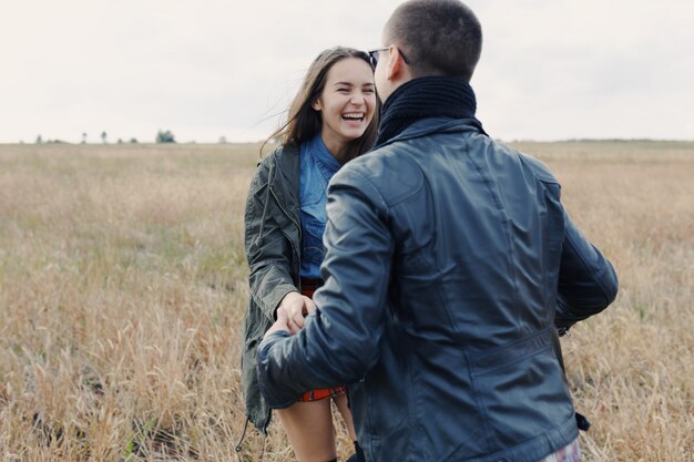 Jovem casal elegante moderno ao ar livre. Casal jovem romântico apaixonado ao ar livre na zona rural