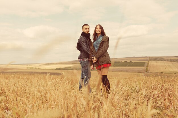 Jovem casal elegante moderno ao ar livre. Casal jovem romântico apaixonado ao ar livre na zona rural