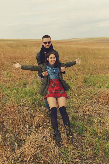 Jovem casal elegante moderno ao ar livre. Casal jovem romântico apaixonado ao ar livre na zona rural