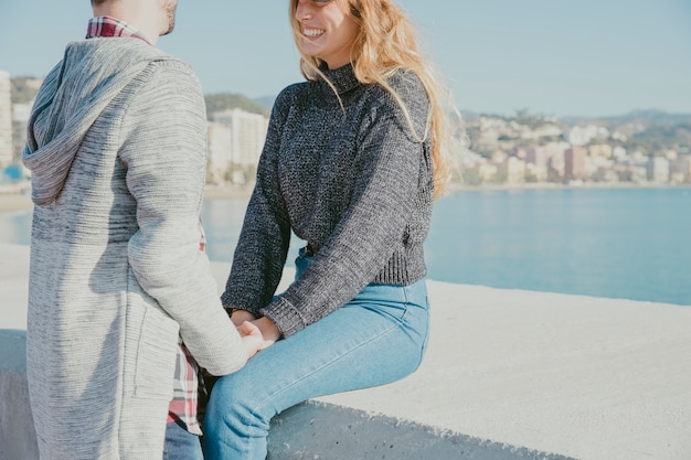 Foto grátis jovem casal em frente ao mar