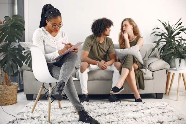 Jovem casal em psicólogo. Discutindo problemas de relacionamento com seu terapeuta.