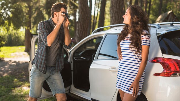 Jovem casal em uma viagem de carro