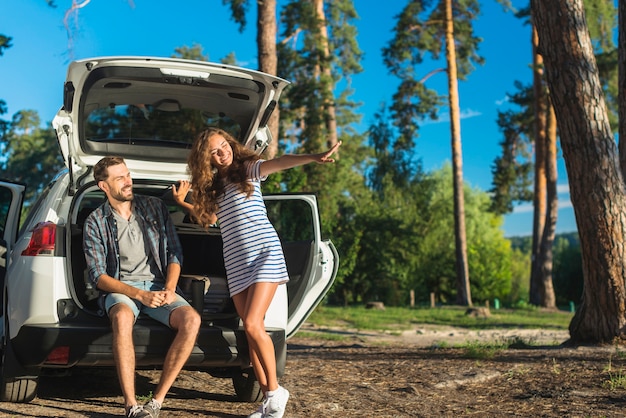 Foto grátis jovem casal em uma viagem de carro