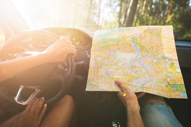 Jovem casal em uma viagem de carro