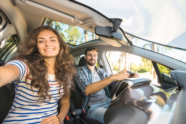 Jovem casal em uma viagem de carro