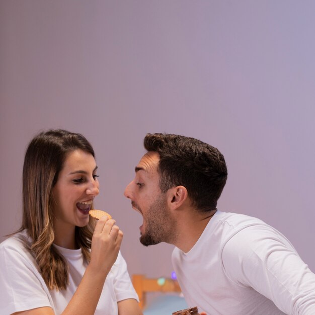 Jovem casal está se divertindo na cama