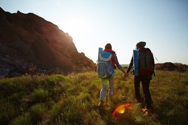 Jovem casal explorar a natureza