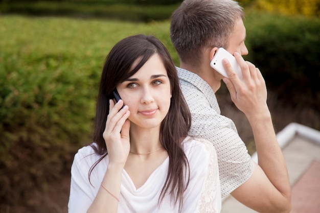 Foto grátis jovem casal falando no telefone