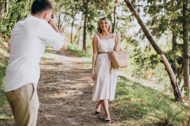 Jovem casal fazendo fotos na floresta