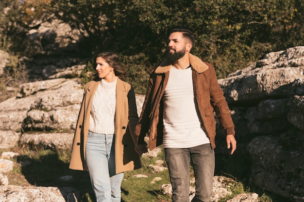 Foto grátis jovem casal fazendo uma viagem de montanha