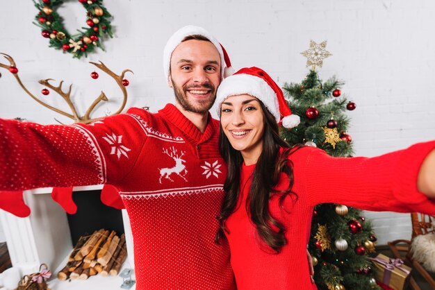 Jovem casal feliz abraçando e alcançando as mãos