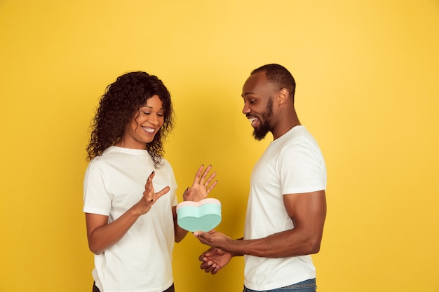 Foto grátis jovem casal feliz com presente