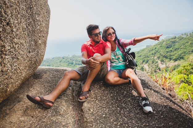 Jovem casal feliz e moderno apaixonado viajando pelo mundo