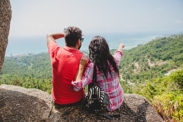 Jovem casal feliz e moderno apaixonado viajando pelo mundo