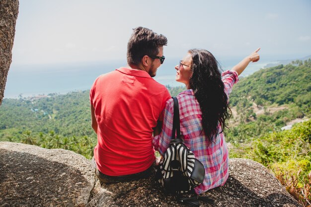 Jovem casal feliz e moderno apaixonado viajando pelo mundo