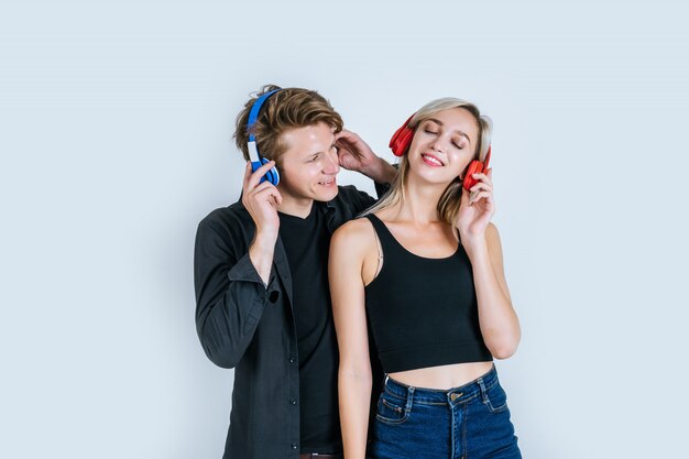 jovem casal feliz em fones de ouvido escutando música