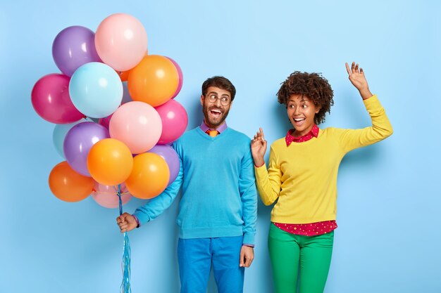 jovem casal feliz em uma festa posando com balões