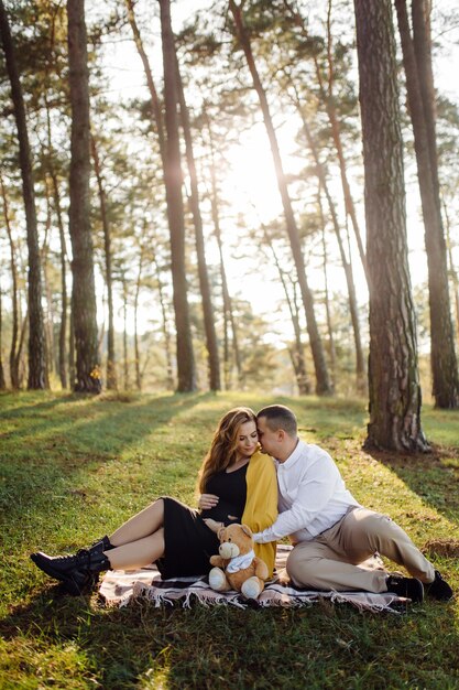 Jovem casal feliz esperando bebê