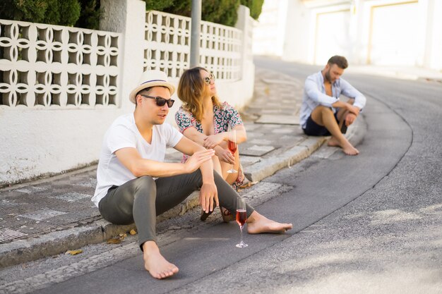 jovem casal feliz no amor caminha pelas pequenas ruas em Espanha, beber champanhe, rir. Vacatio