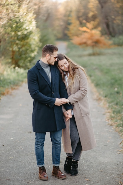 Foto grátis jovem casal feliz no outono