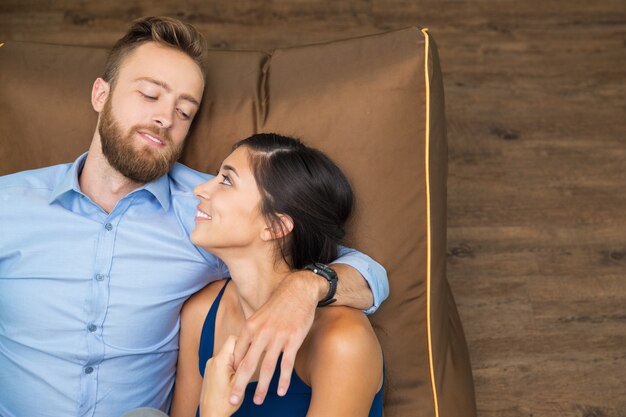 jovem casal feliz olhando carinhosamente para o outro