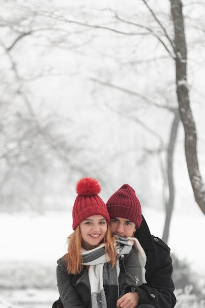 Foto grátis jovem casal ficar ao ar livre no inverno