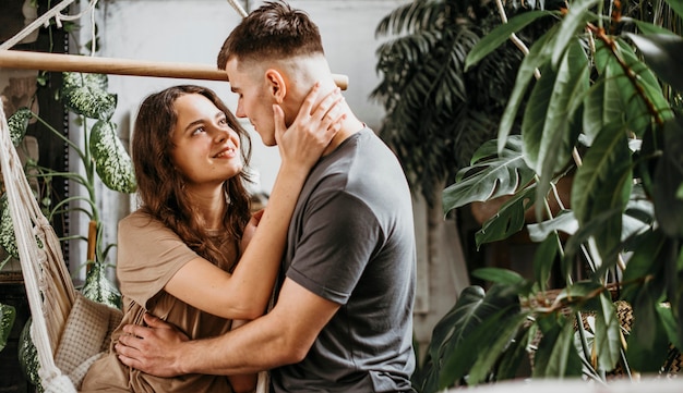 Jovem casal fofo juntos apaixonados