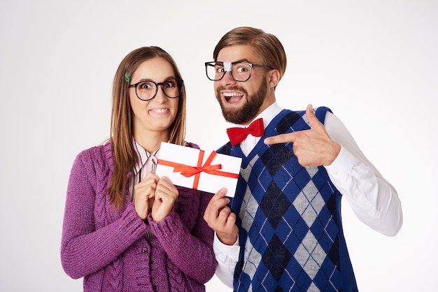 Foto grátis jovem casal geek engraçado se divertindo isolado