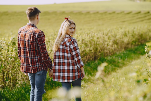 Jovem casal homem e mulher em um campo de verão