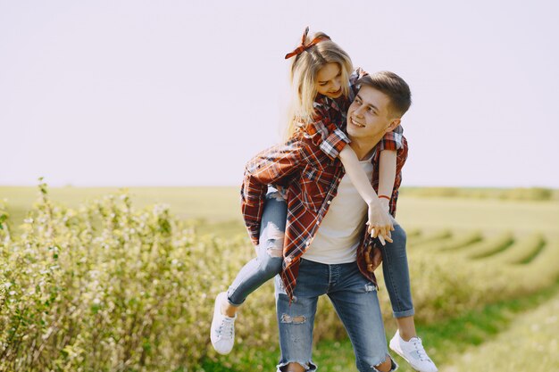 Jovem casal homem e mulher em um campo de verão