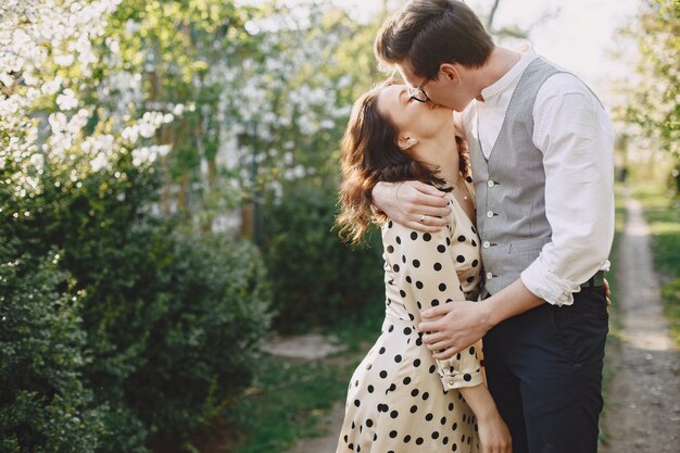 Jovem casal homem e mulher em um jardim florescendo