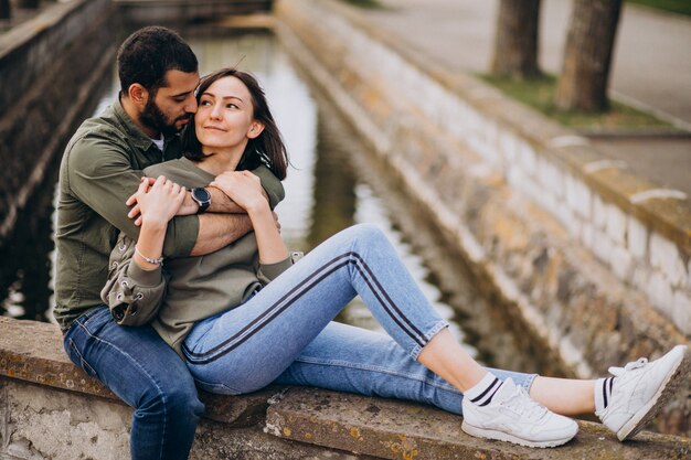 Jovem casal internacional juntos no parque