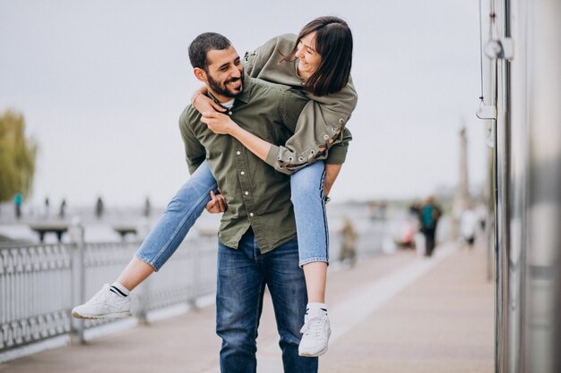 Jovem casal internacional juntos no parque