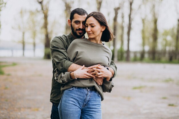 Jovem casal internacional juntos no parque