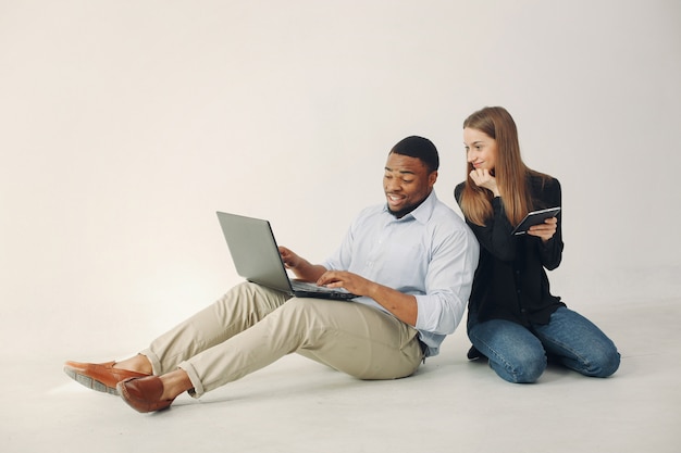 Foto grátis jovem casal internacional trabalhando juntos e use o laptop