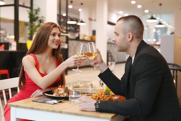 Jovem casal jantando no restaurante