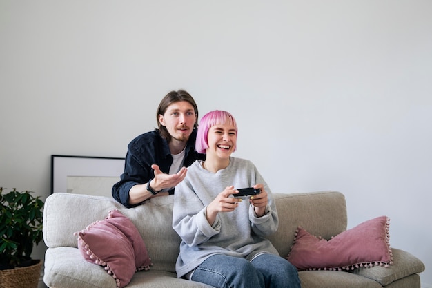 Jovem casal jogando videogame em casa