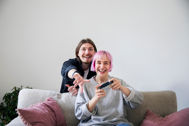 Jovem casal jogando videogame em casa