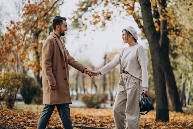 Jovem casal junto em um parque de outono