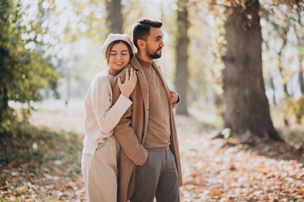 Jovem casal junto em um parque de outono