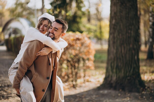 Jovem casal junto em um parque de outono