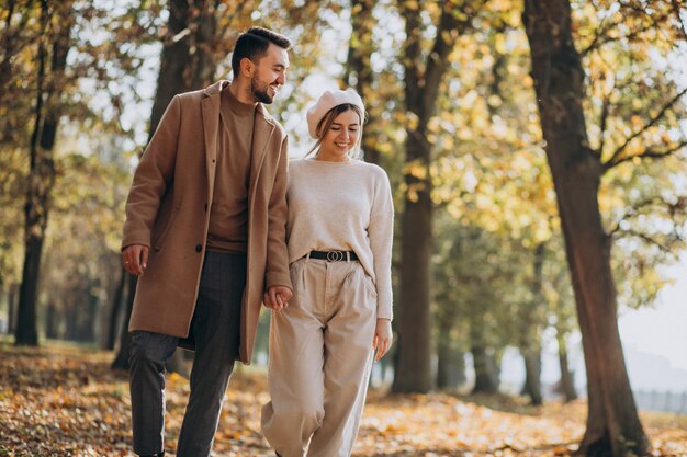 Jovem casal junto em um parque de outono